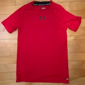Under Armour Boys Red HeatGear Athletic Shirt. Size Youth Medium